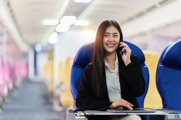 Mooie Aziatische Zakenvrouw Chatten Met Klant Mobiele Telefoon Tijdens Vlucht — Stockfoto