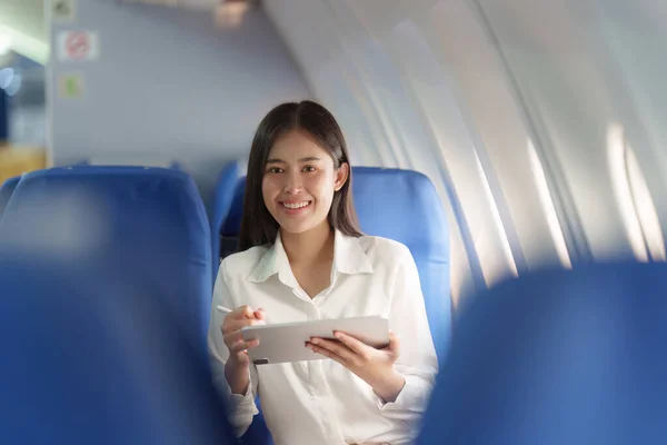 Mulher Negócios Asiática Bonita Trabalhando Com Tablet Digital Avião Trabalho — Fotografia de Stock