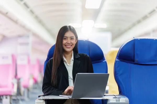 Piękna Azjatycka Bizneswoman Pracująca Laptopem Samolocie Praca Podróże Koncepcja Biznesowa — Zdjęcie stockowe