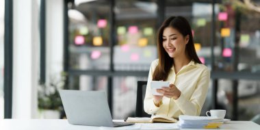 Güzel Asyalı Banker veya Muhasebeci mali rapor ve vergi hazırlar, karı analiz eder. Muhasebeci mali durumun durumunu kontrol ediyor.