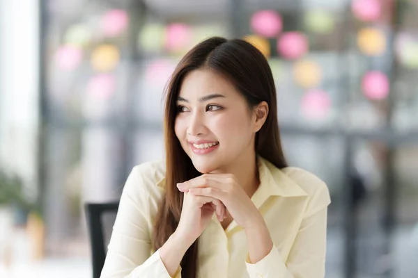 Glada Vackra Vackra Affärer Asiatisk Kvinna — Stockfoto