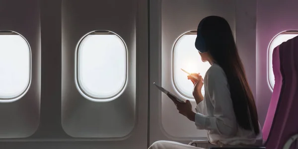 Mulher Negócios Asiática Bonita Trabalhando Com Tablet Digital Avião Trabalho — Fotografia de Stock