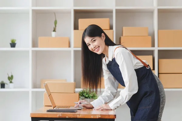 Kisvállalkozások Kkv Tulajdonosok Női Vállalkozók Ellenőrizze Online Megrendelések Hogy Felkészüljenek — Stock Fotó