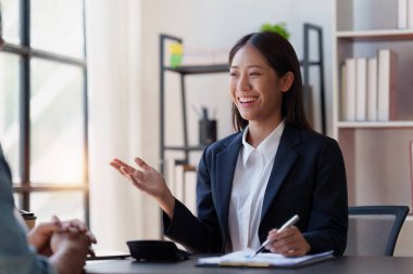 İş adamları ya da Muhasebeci, toplantı odasında yolsuzluk hesabı soruşturması için mali veri belgelerini kontrol ediyor. Rüşvet karşıtı kavram.