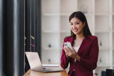 Güzel İş kadını, dijital tasarruf hesabı açmak için online bankacılık programı kullanarak KYC 'yi tamamlıyor. Siber güvenliğin tanımı.