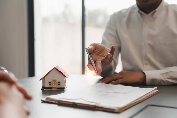 Närbild Affärsmän Eller Fastighetsmäklare Förklara Underteckna Avtal För Försäljning Hus — Stockfoto