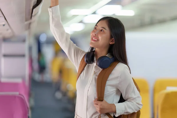 Mooie Aziatische Reiziger Vrouw Met Rugzak Wanneer Vlucht Landt Reizen — Stockfoto