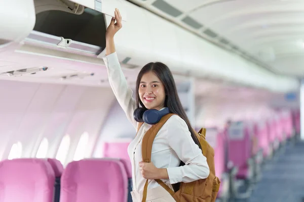 Piękna Azjatycka Podróżniczka Plecakiem Podczas Lądowania Podróż Koncepcja Samolotu — Zdjęcie stockowe