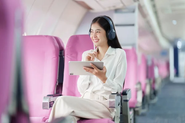 Piękna Azjatycka Bizneswoman Pracująca Tabletem Cyfrowym Samolocie Praca Podróże Koncepcja — Zdjęcie stockowe