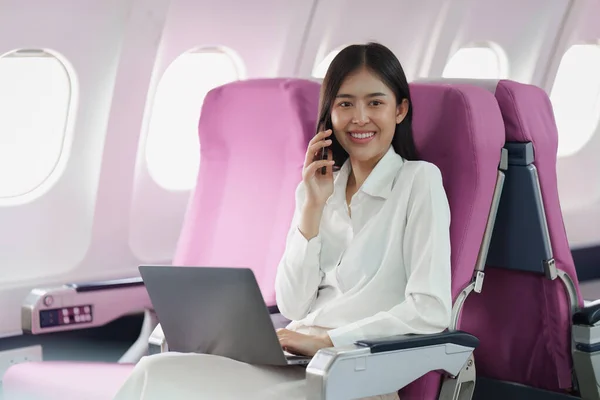 Mulher Negócios Asiática Bonita Conversando Com Cliente Por Telefone Celular — Fotografia de Stock