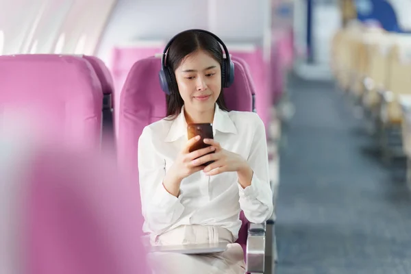 Mulher Negócios Asiática Bonita Conversando Com Cliente Por Telefone Móvel — Fotografia de Stock