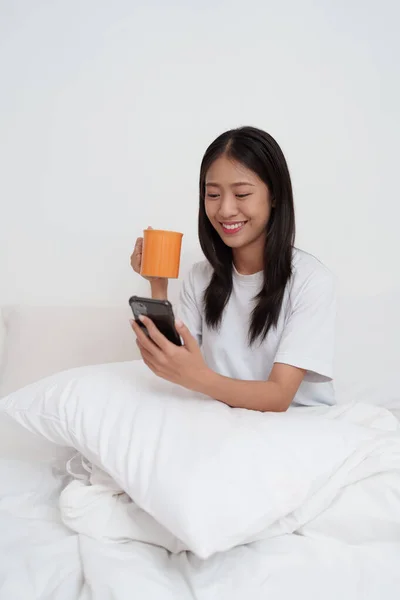 Smiling Young Asian Woman Using Smart Phone Bedroom Home Lifestyle — Stock Photo, Image