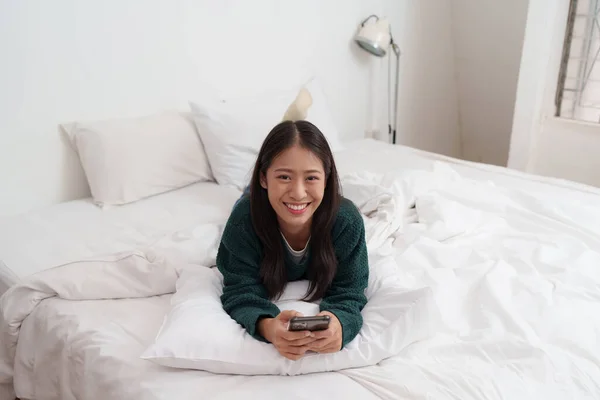Leende Ung Asiatisk Kvinna Som Använder Smarttelefon Sovrummet Hemma Livsstil — Stockfoto