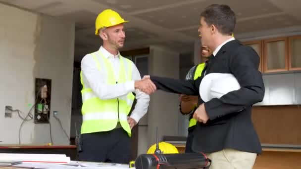 Mimar Veya Mühendis Ustabaşı Inşaat Işçileri Ofis Inşaatındaki Bir Anlaşmayı — Stok video