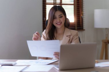 Muhasebeci Asyalı iş adamı analizi finans belgesi, vergi, döviz, muhasebe ve mali danışman konsepti.