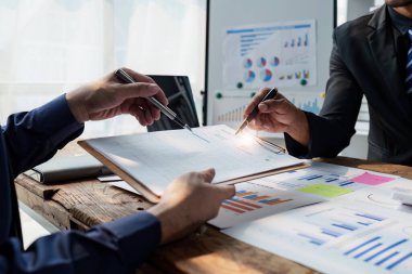 İş ekibi proje stratejisi, finans, analiz, takım çalışması, plan, toplantı kavramını tartışıyor ve araştırıyor..