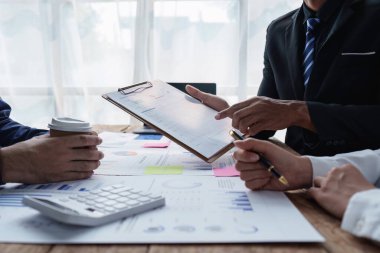 İş ekibi proje stratejisi, finans, analiz, takım çalışması, plan, toplantı kavramını tartışıyor ve araştırıyor..