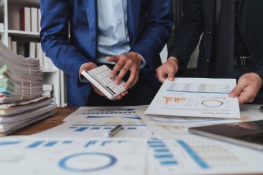 Fon yöneticileri takım danışmanlığı ve yatırım borsasının analizi hakkında tartışmalar. analiz, araştırma finansmanı.