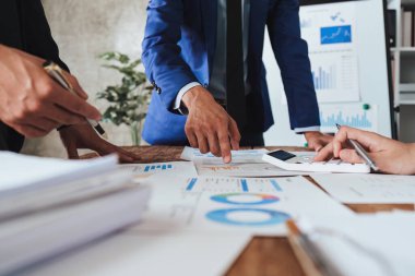 Fon yöneticileri takım danışmanlığı ve yatırım borsasının analizi hakkında tartışmalar. analiz, araştırma finansmanı.