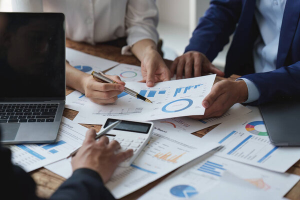 Группа деловых людей Анализ финансового плана, обсуждение, исследование с бумажной работой в офисе, бухгалтерская концепция.