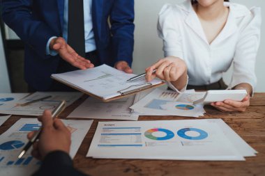 İş ekibi proje stratejisi, finans, analiz, takım çalışması, plan, toplantı kavramını tartışıyor ve araştırıyor..