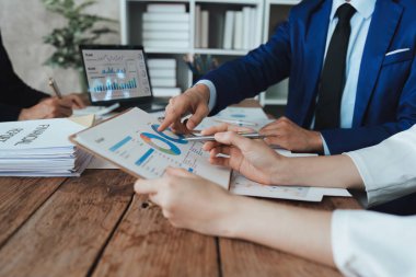 İş ekibi proje stratejisi, finans, analiz, takım çalışması, plan, toplantı kavramını tartışıyor ve araştırıyor..