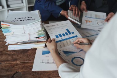 Fon yöneticileri takım danışmanlığı ve yatırım borsasının analizi hakkında tartışmalar. analiz, araştırma finansmanı.