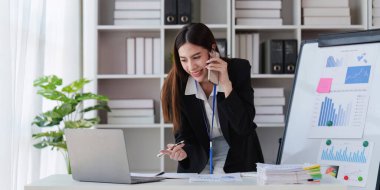 Asya İşletmeleri çalışanı finansal analiz ve araştırma yapar ve müşteriyle telefonla konuşur, kârı analiz eder. Muhasebeci mali durumun durumunu kontrol ediyor.