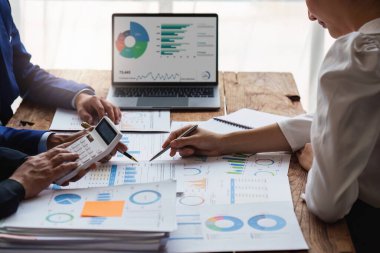 İş ekibi proje stratejisi, finans, analiz, takım çalışması, plan, toplantı kavramını tartışıyor ve araştırıyor..