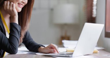 Asya İşletmeleri çalışanı ofiste analiz ve araştırma yapar, karları analiz eder. Muhasebeci mali durumun durumunu kontrol ediyor.