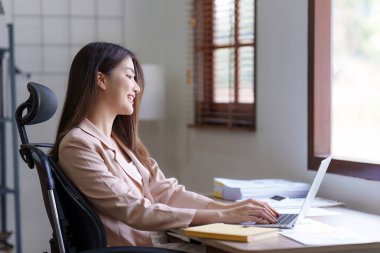 Asya İşletmeleri çalışanı ofiste analiz ve araştırma yapar, karları analiz eder. Muhasebeci mali durumun durumunu kontrol ediyor.