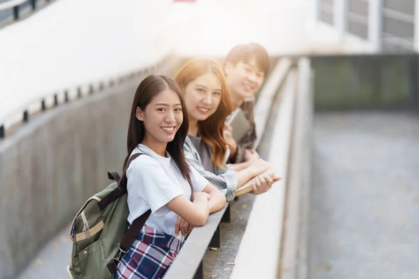 Młoda Azjatka Studentka Przyjaciółmi Świeżym Powietrzu Studentka Pracująca Kampusie Uniwersyteckim — Zdjęcie stockowe