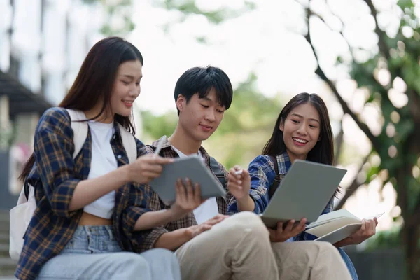 Jovem Asiática Estudante Universitário Com Amigos Livre Estudante Universitário Trabalhando — Fotografia de Stock