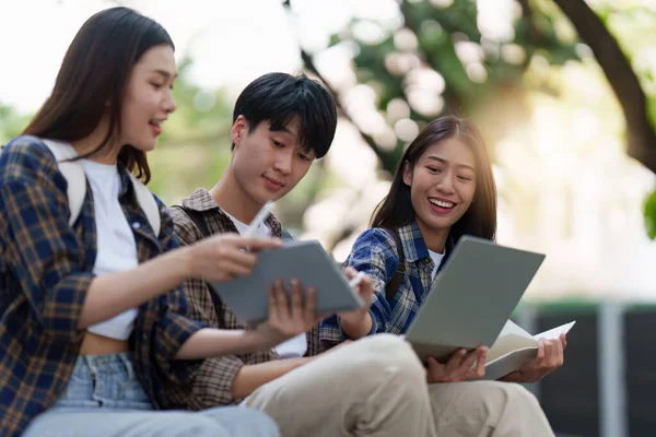 Jovem Asiática Estudante Universitário Com Amigos Livre Estudante Universitário Trabalhando — Fotografia de Stock