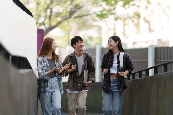 Ung Asiatisk Kvinna College Student Med Vänner Utomhus College Student — Stockfoto
