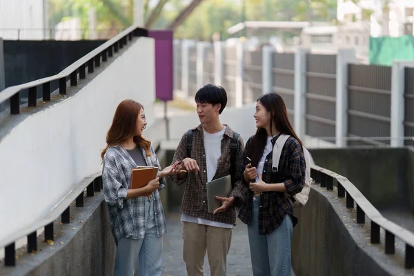 屋外で友人と若いアジアの女性大学生 大学のキャンパスで働く大学生 — ストック写真