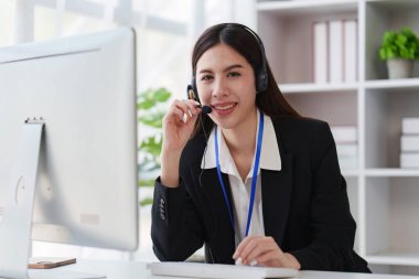 Müşteri hizmetleri, kadın çağrı merkezi ajanı çevrimiçi danışmanlık yapıyor. Bizimle irtibat kurmak için çalışan danışman ile destek.