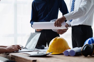 Mimarlık planının planları üzerinde çalışan mimar ve mühendis, bir inşaat projesi çizen mühendis, yeşil enerji kavramı.