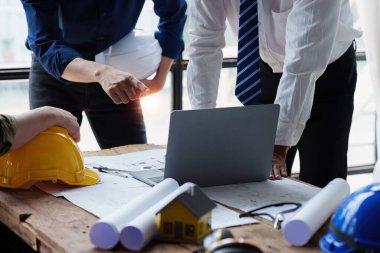 Mimarlık planının planları üzerinde çalışan mimar ve mühendis, bir inşaat projesi çizen mühendis, yeşil enerji kavramı.