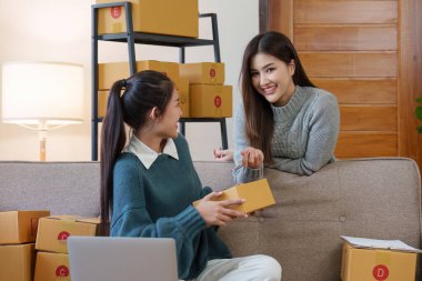 Küçük işletmeler KOBİ sahipleri ve ortaklık girişimcileri çevrimiçi siparişleri kontrol ederek kutuları paketlemeye, müşterilere satmaya ve iş fikirlerini internette yayınlamaya hazırlanıyorlar..