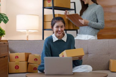 Küçük işletmeler KOBİ sahipleri ve ortaklık girişimcileri çevrimiçi siparişleri kontrol ederek kutuları paketlemeye, müşterilere satmaya ve iş fikirlerini internette yayınlamaya hazırlanıyorlar..