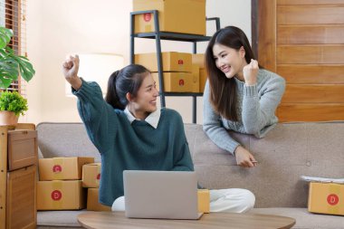 Küçük işletmeler KOBİ sahipleri ve ortaklık girişimcileri çevrimiçi siparişleri kontrol ederek kutuları paketlemeye, müşterilere satmaya ve iş fikirlerini internette yayınlamaya hazırlanıyorlar..