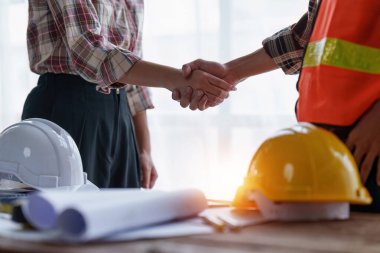 Mimarlık planının planları üzerinde çalışan mimar ve mühendis, bir inşaat projesi çizen mühendis, yeşil enerji kavramı.