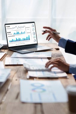 Hesap makinesiyle çalışan muhasebeciyi kapatın ve belge, vergi, takas, muhasebe ve mali danışman kavramını uygulayın.