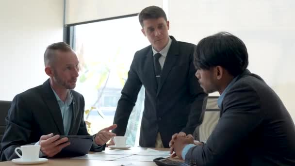 Různí Multietničtí Podnikatelé Setkání Účetní Zabývají Papírováním Daňovým Účetním Finančním — Stock video