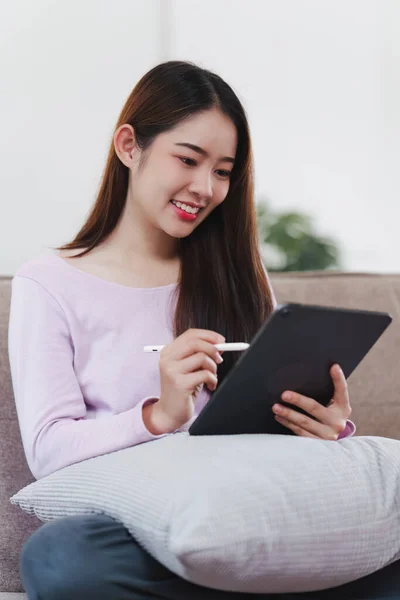 Attraktiv Asiatisk Kvinna Vilar Bekvämt Vardagsrum Och Använda Digital Tablett — Stockfoto