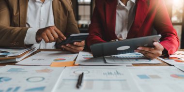 Fon yöneticileri takım danışmanlığı ve yatırım borsasının analizi hakkında tartışmalar. analiz, araştırma finansmanı.