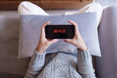 CHIANG MAI, THAILAND 21 APR 2023: iPhone ekranında Netflix logosu. Netflix, televizyon bölümleri ve filmler için uluslararası bir abonelik hizmetidir..