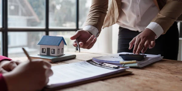 Närbild Affärsmän Eller Fastighetsmäklare Förklara Underteckna Avtal För Försäljning Hus — Stockfoto
