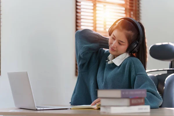 Educação Online Learning Mulher Asiática Relaxante Depois Estudar Usando Laptop — Fotografia de Stock